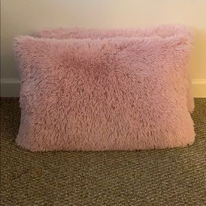 2 pink pillows